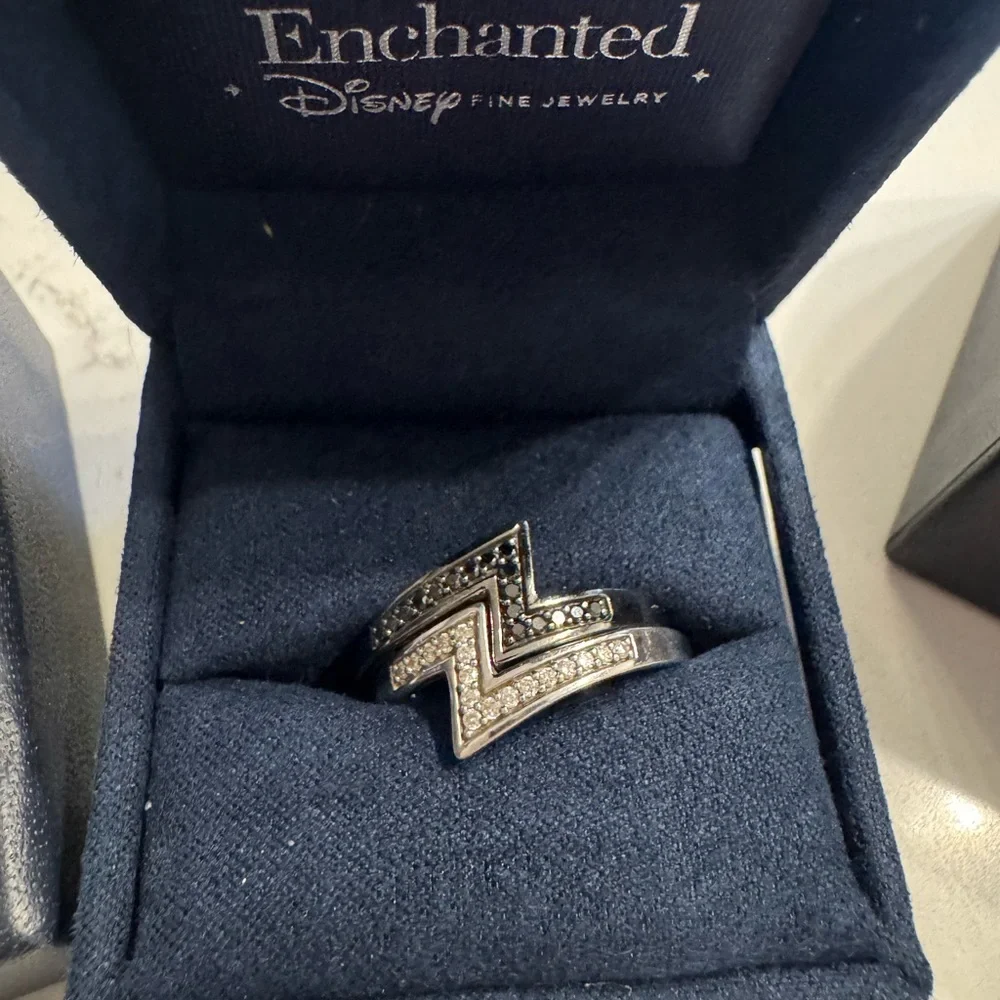 Disney Black and Silver Zigzag Ring - Picture 5 of 7